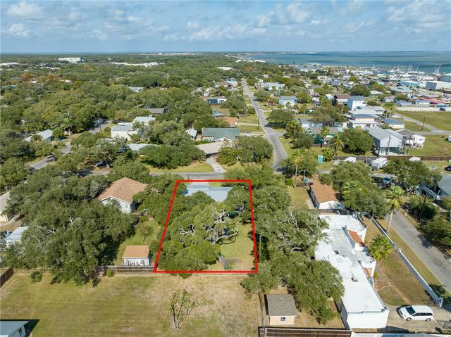302 Fulton Ave, Rockport, TX 78382