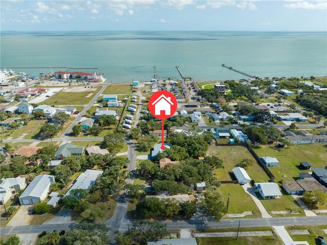 302 Fulton Ave, Rockport, TX 78382