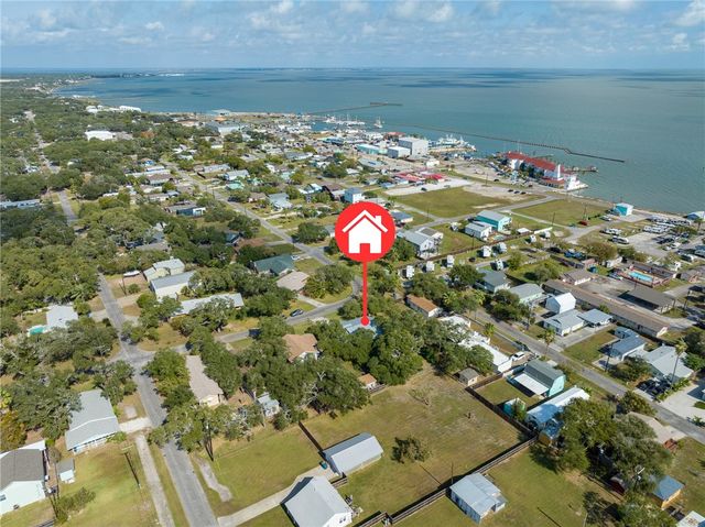 302 Fulton Ave, Rockport, TX 78382