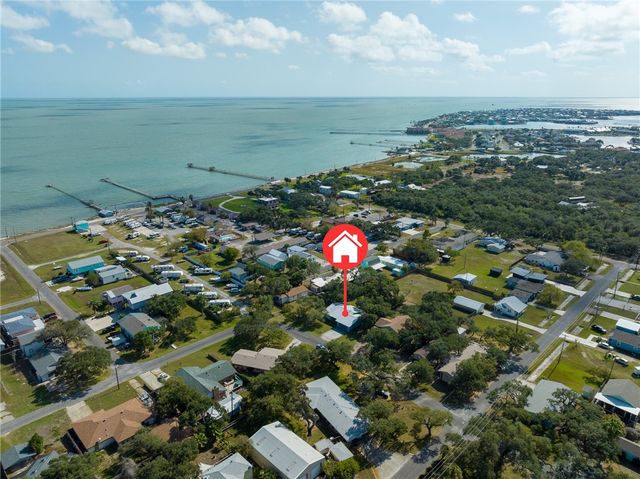 302 Fulton Ave, Rockport, TX 78382