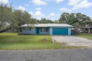 302 Fulton Ave, Rockport, TX 78382