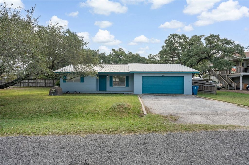 302 Fulton Ave, Rockport, TX 78382