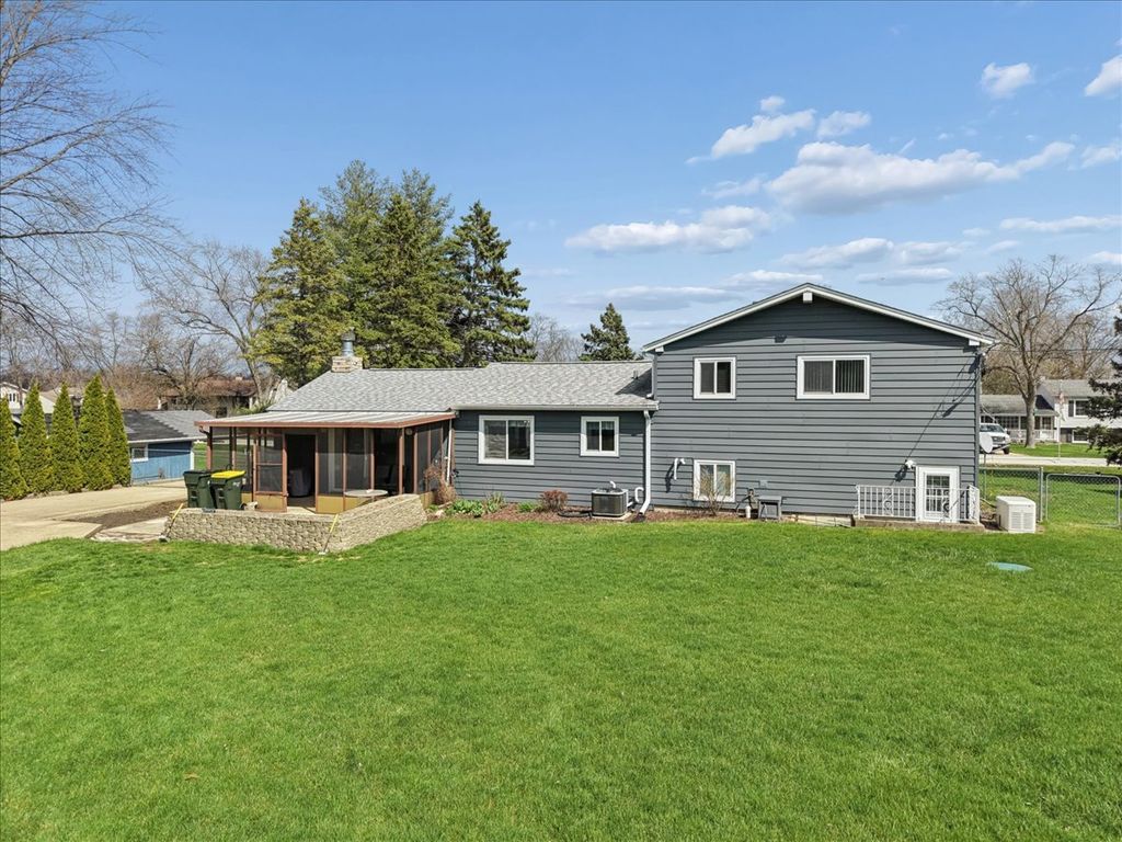Image 2 of property listing at 2N548 Pleasant Avenue, Glen Ellyn, IL 60137