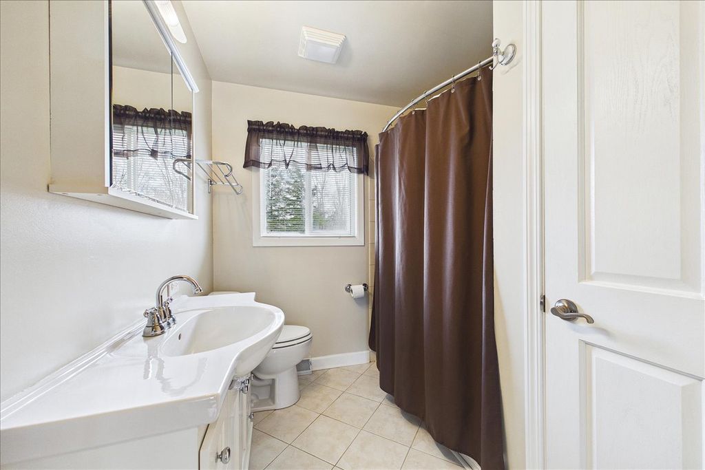 Image 12 of property listing at 2N548 Pleasant Avenue, Glen Ellyn, IL 60137