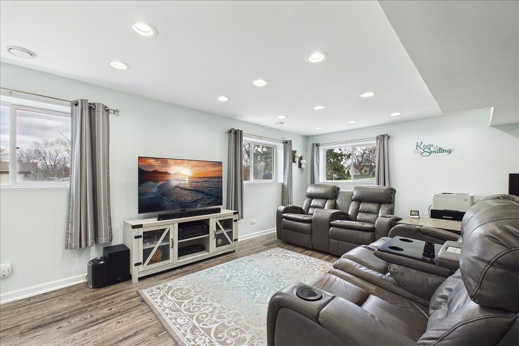 Image 15 of property listing at 2N548 Pleasant Avenue, Glen Ellyn, IL 60137