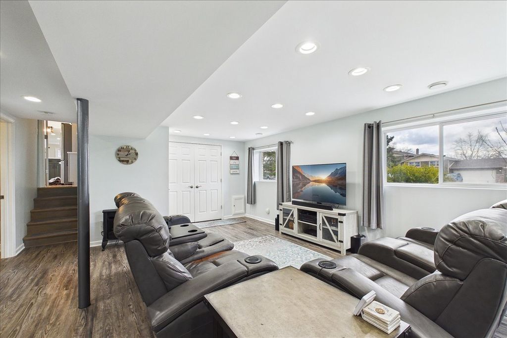 Image 17 of property listing at 2N548 Pleasant Avenue, Glen Ellyn, IL 60137