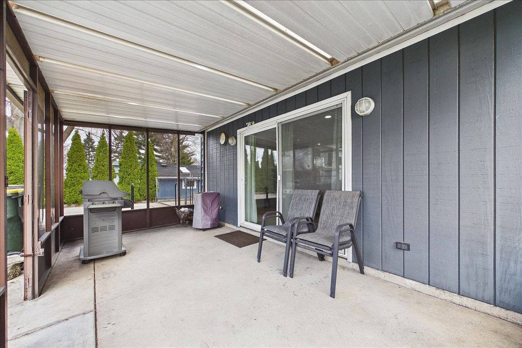 Image 20 of property listing at 2N548 Pleasant Avenue, Glen Ellyn, IL 60137