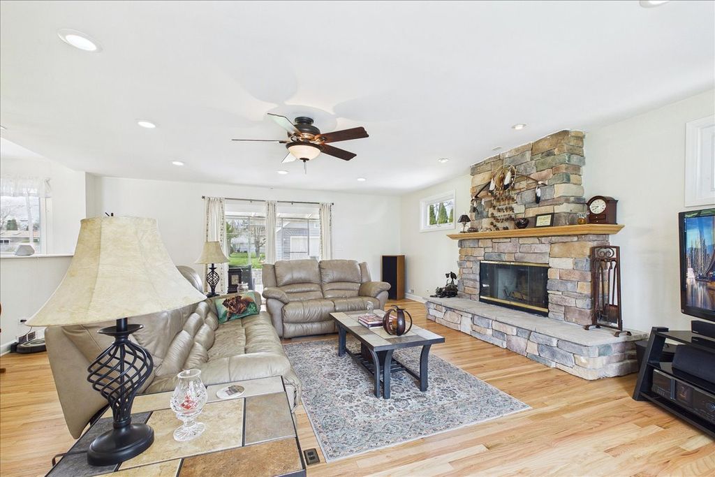 Image 3 of property listing at 2N548 Pleasant Avenue, Glen Ellyn, IL 60137