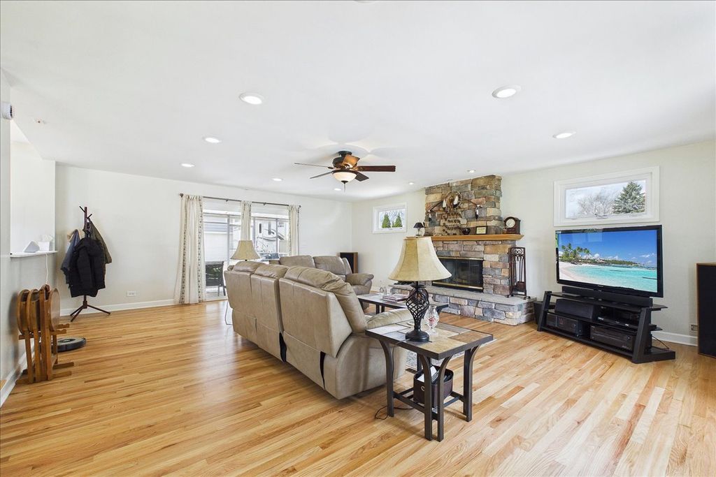 Image 4 of property listing at 2N548 Pleasant Avenue, Glen Ellyn, IL 60137