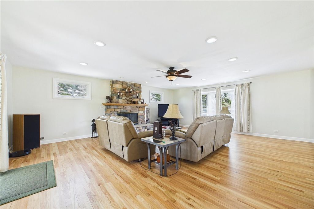 Image 5 of property listing at 2N548 Pleasant Avenue, Glen Ellyn, IL 60137