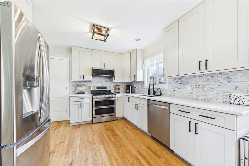 Image 6 of property listing at 2N548 Pleasant Avenue, Glen Ellyn, IL 60137