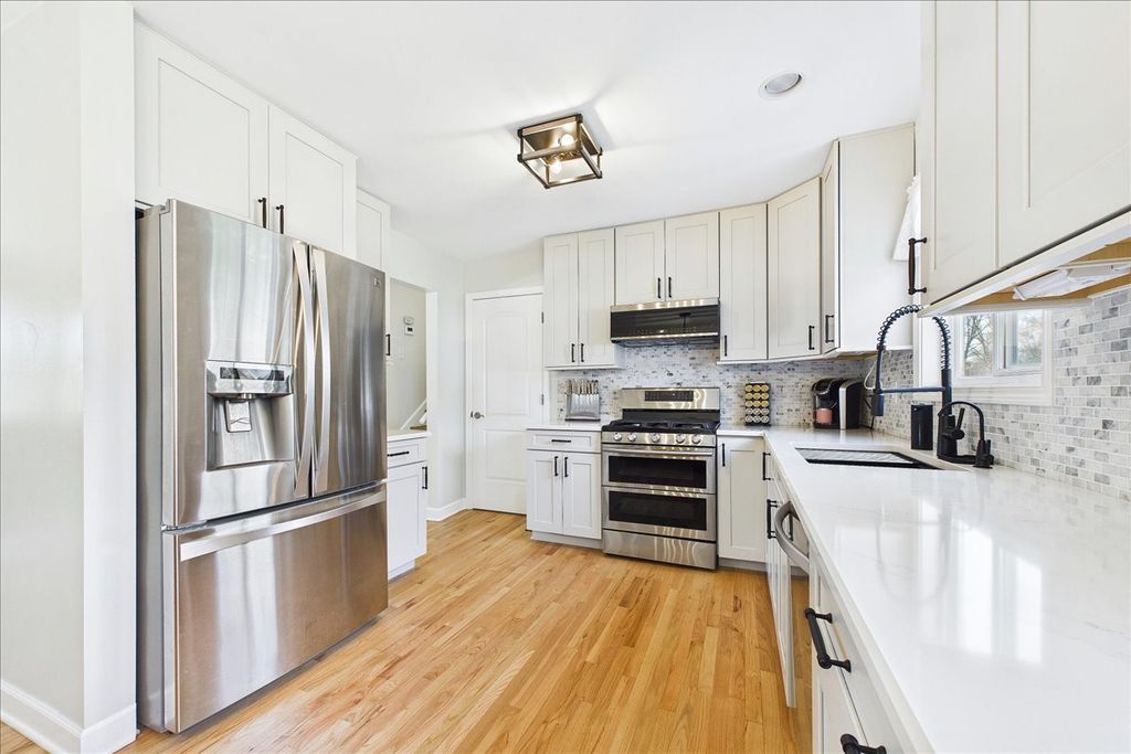 Image 7 of property listing at 2N548 Pleasant Avenue, Glen Ellyn, IL 60137