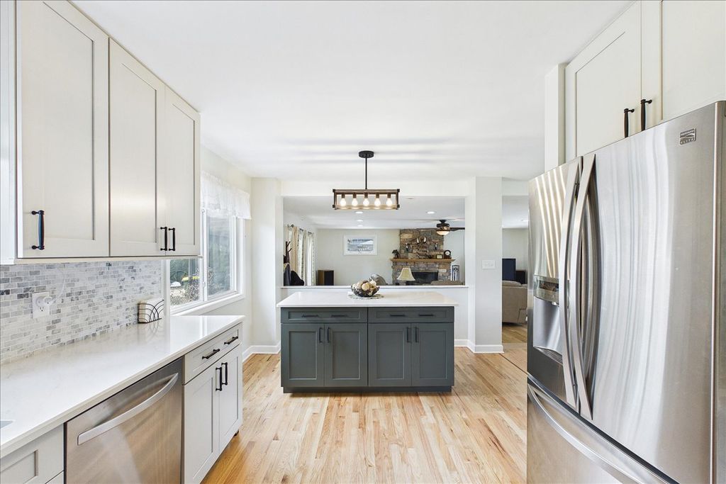 Image 8 of property listing at 2N548 Pleasant Avenue, Glen Ellyn, IL 60137