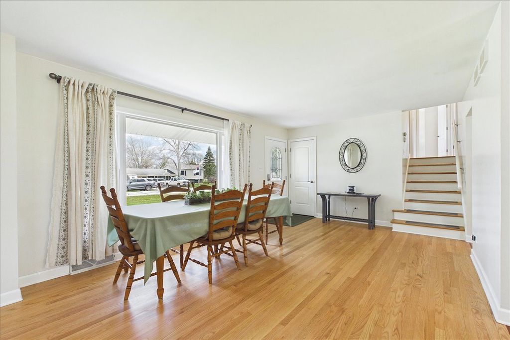 Image 9 of property listing at 2N548 Pleasant Avenue, Glen Ellyn, IL 60137
