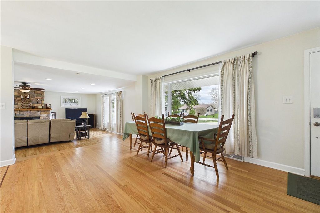 Image 10 of property listing at 2N548 Pleasant Avenue, Glen Ellyn, IL 60137