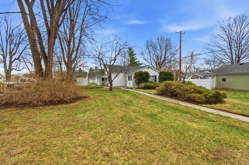 35960 Monroe Street, Richmond, MI 48062