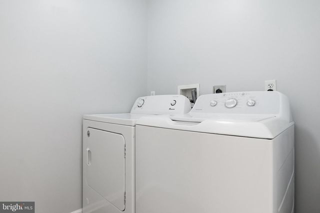 10 EVERGREEN TER, Manchester, PA 17345