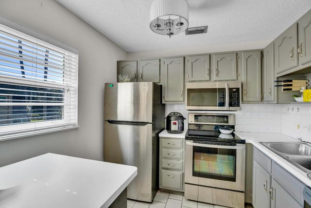 2 Vista Gardens Trail 202, Vero Beach, FL 32962