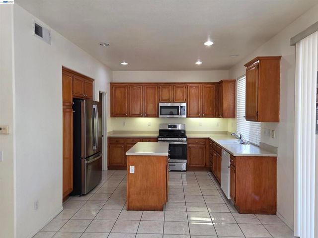 132 Citrine Ct, Gardena, CA 90248