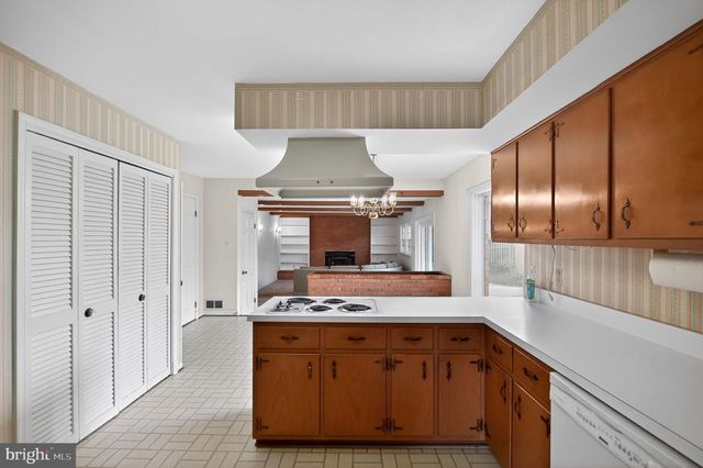 8624 REDWOOD DR, Vienna, VA 22180