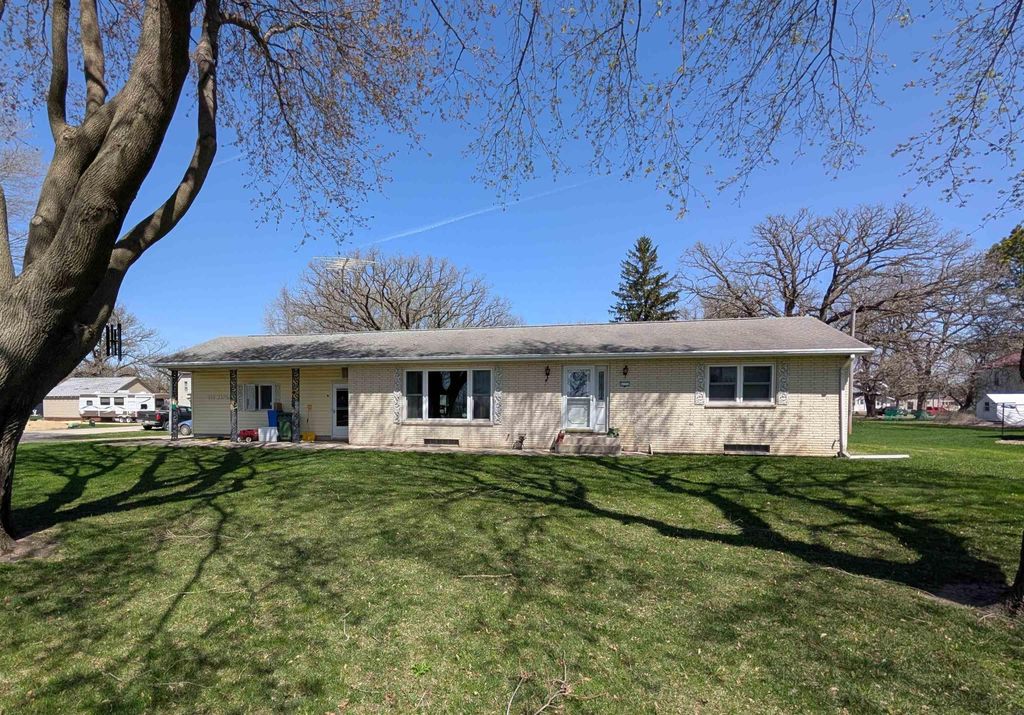 413 Maple Street, Elma, IA 50628