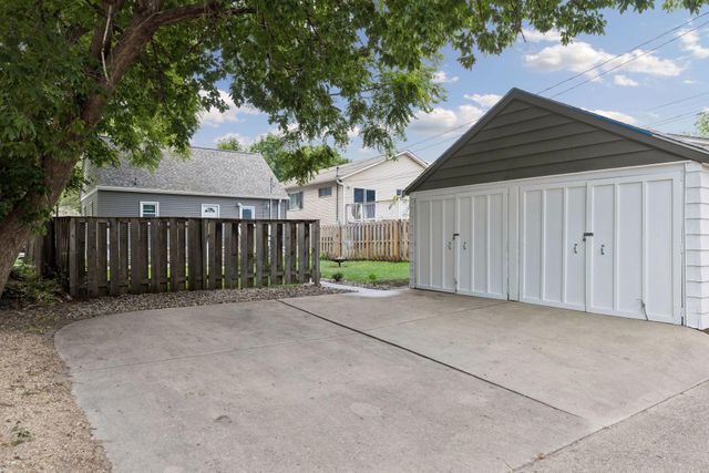 870 22nd Avenue SE, Minneapolis, MN 55414