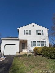 22 Salisbury Drive S, East Northport, NY 11731