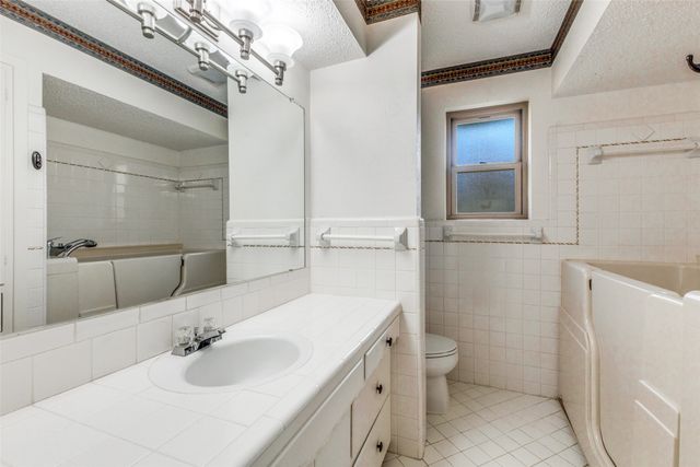 2271 Homeway Circle, Dallas, TX 75228