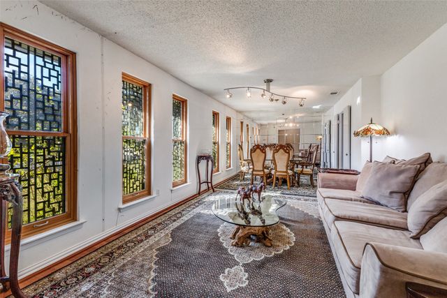 2271 Homeway Circle, Dallas, TX 75228