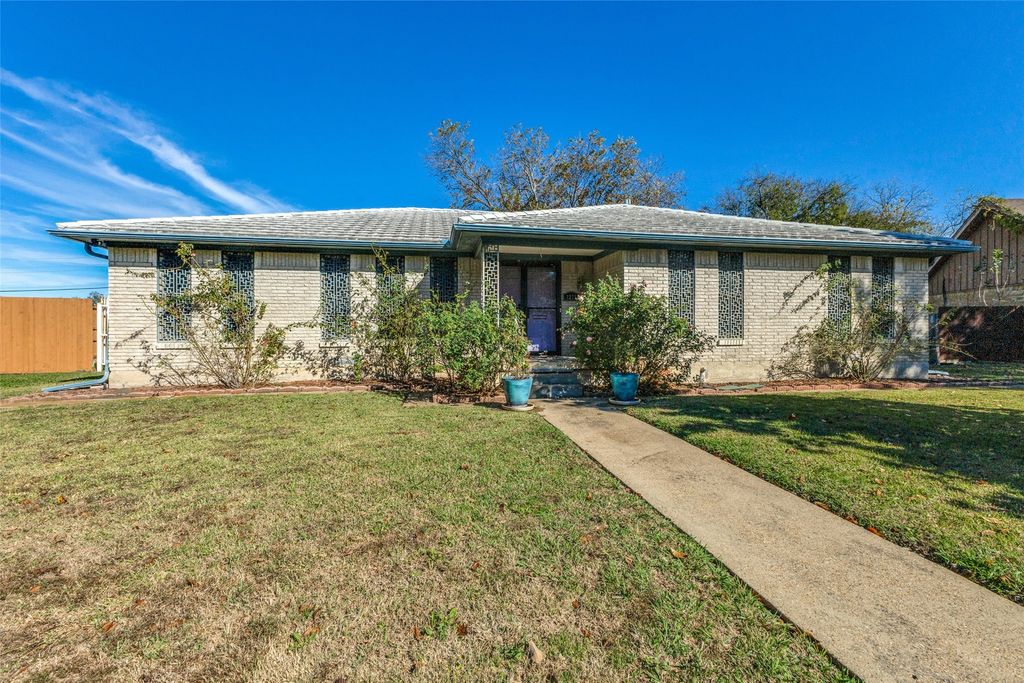 2271 Homeway Circle, Dallas, TX 75228