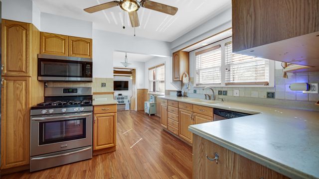 222 Beacon Place, Munster, IN 46321