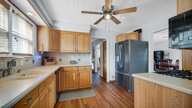 222 Beacon Place, Munster, IN 46321