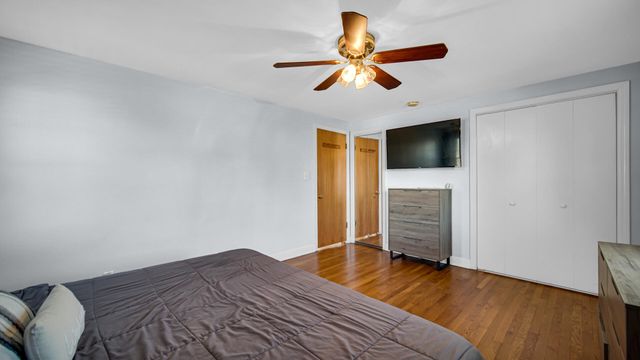 222 Beacon Place, Munster, IN 46321