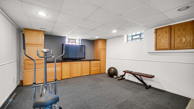 222 Beacon Place, Munster, IN 46321