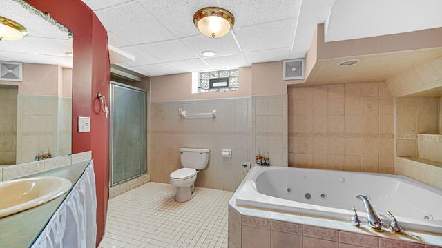 222 Beacon Place, Munster, IN 46321