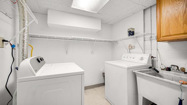 222 Beacon Place, Munster, IN 46321