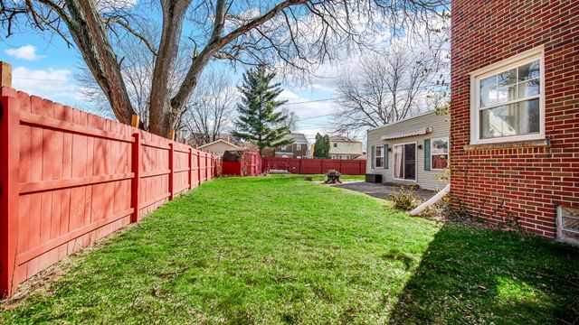 222 Beacon Place, Munster, IN 46321