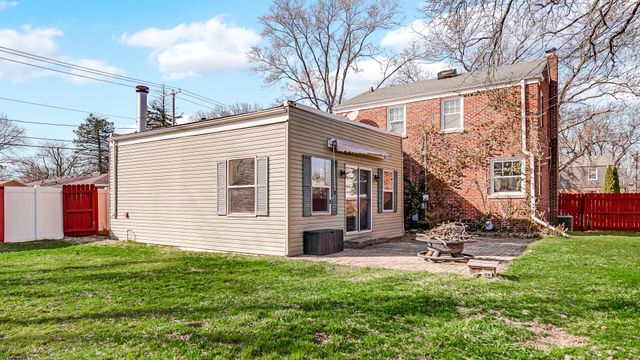 222 Beacon Place, Munster, IN 46321