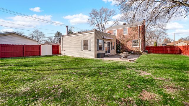 222 Beacon Place, Munster, IN 46321