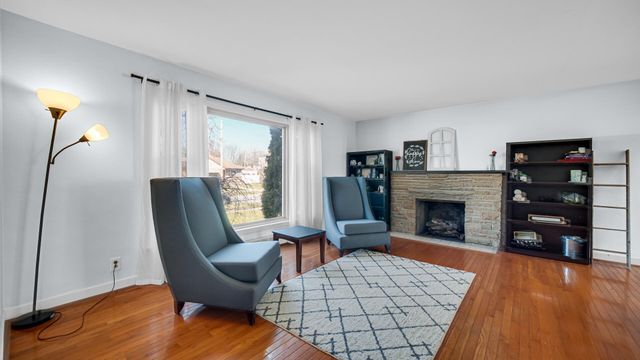 222 Beacon Place, Munster, IN 46321