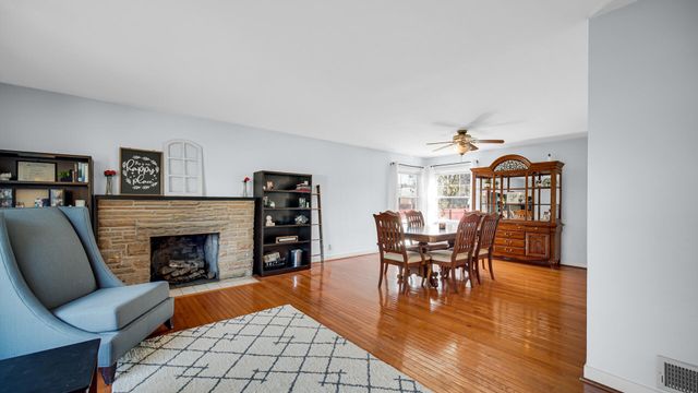 222 Beacon Place, Munster, IN 46321