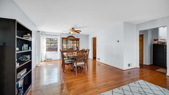 222 Beacon Place, Munster, IN 46321