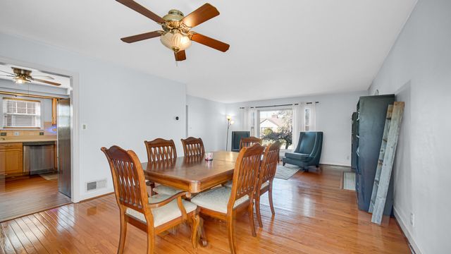 222 Beacon Place, Munster, IN 46321