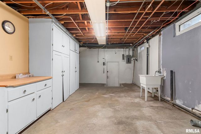 2491 W WASHINGTON Street, Springfield, IL 62702