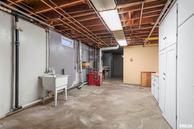 2491 W WASHINGTON Street, Springfield, IL 62702