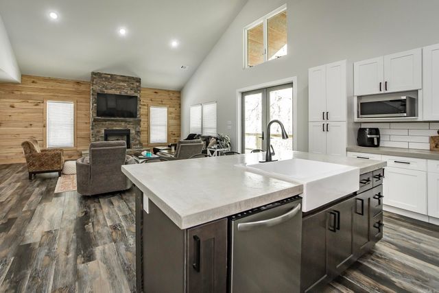 93 Pocahontas Lane, Greers Ferry, AR 72067