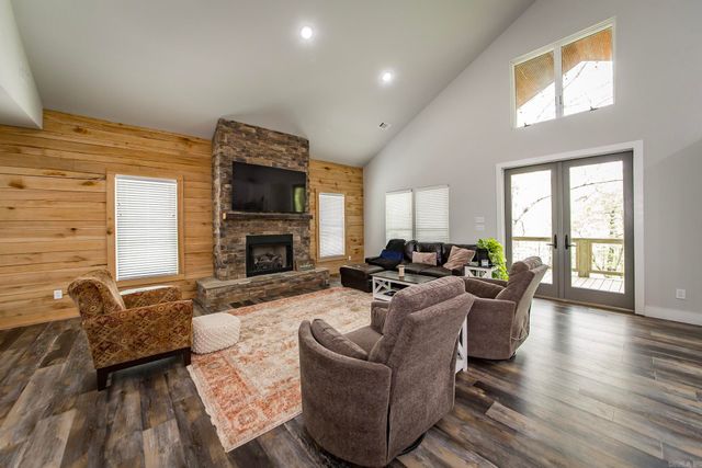 93 Pocahontas Lane, Greers Ferry, AR 72067