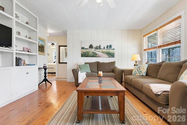 218 Hickory Lane, Lake Toxaway, NC 28747