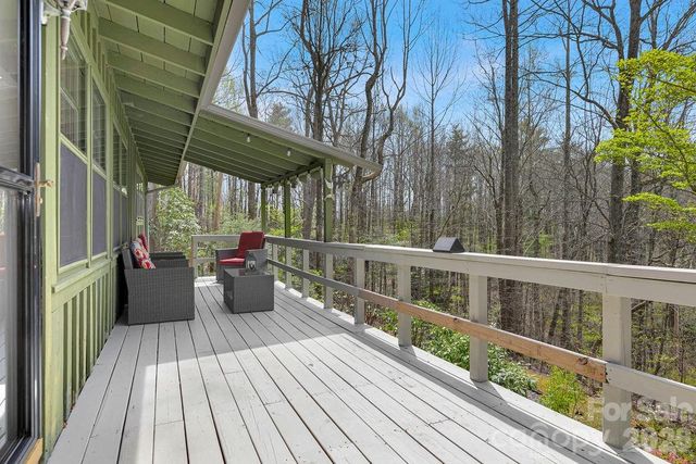 218 Hickory Lane, Lake Toxaway, NC 28747