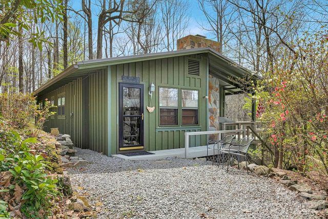 218 Hickory Lane, Lake Toxaway, NC 28747
